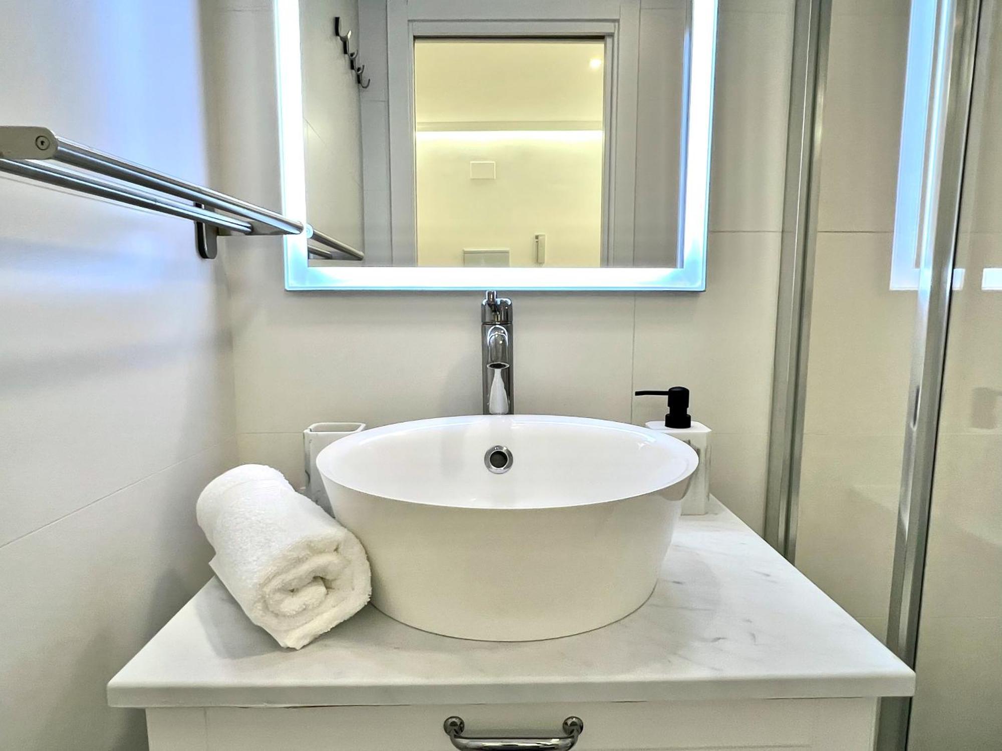 Apartment In The Heart Of Madrid-Piso En Malasana Esterno foto